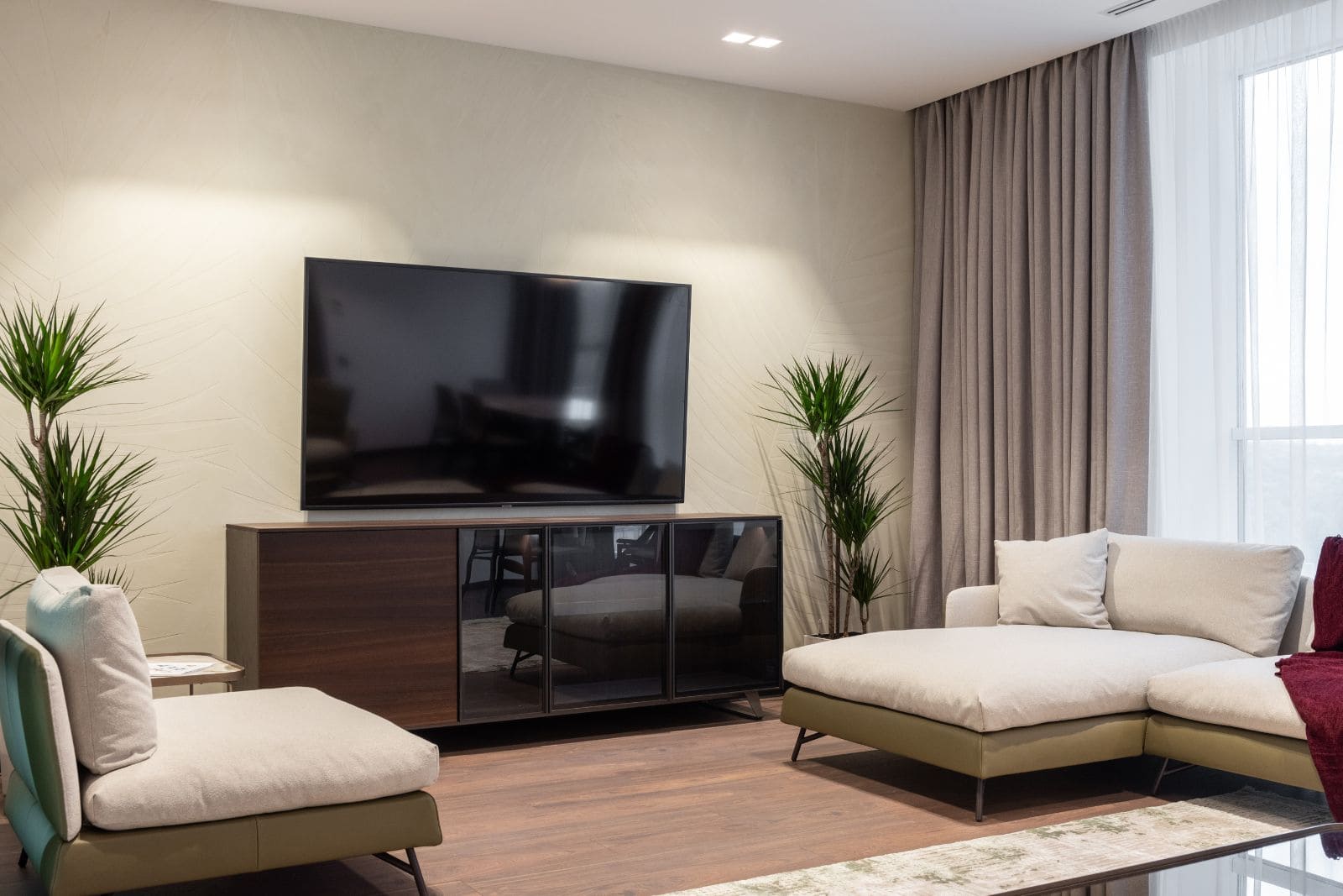 Ça me rend folle : cette manière de positionner la télévision dans le salon ruine toute la déco selon une décoratrice d’intérieur