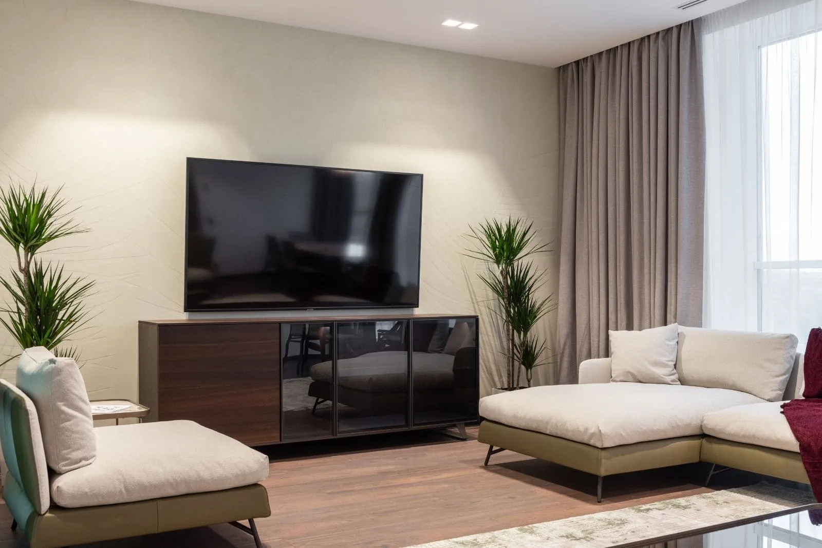 Ça me rend folle : cette manière de positionner la télévision dans le salon ruine toute la déco selon une décoratrice d’intérieur