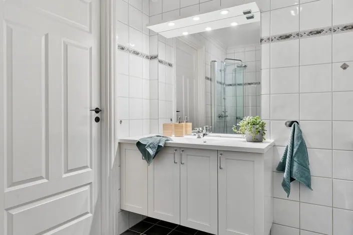 Gros plan sur le carrelage salle de bain.
