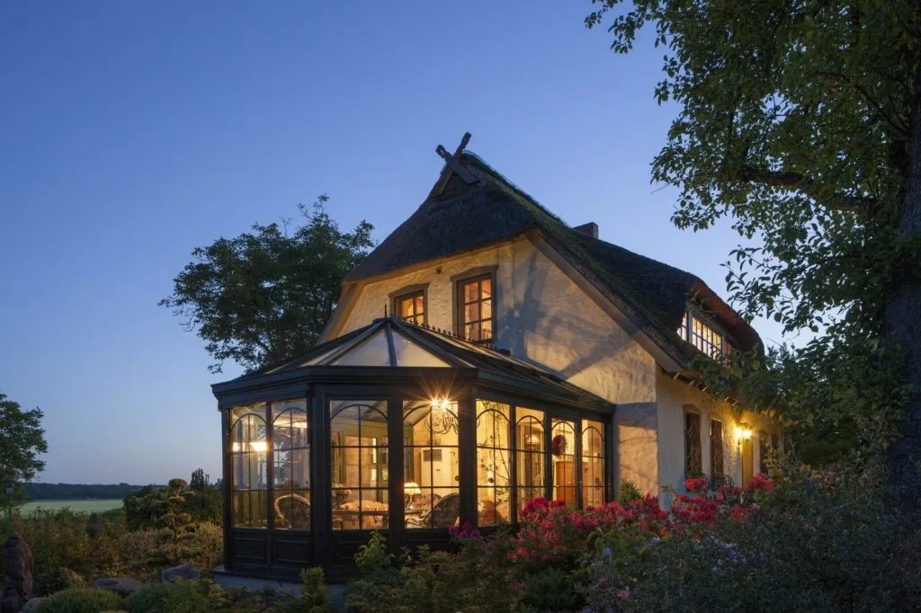 maison avec des fenetre en verre