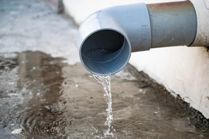 Comment colmatez les fuites autour des tuyaux ?