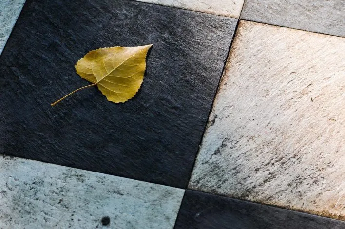 Pose de carreaux de marbre sans ciment-colle