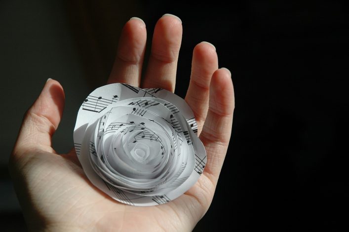 Belles fleurs en papier de soie faites à la main