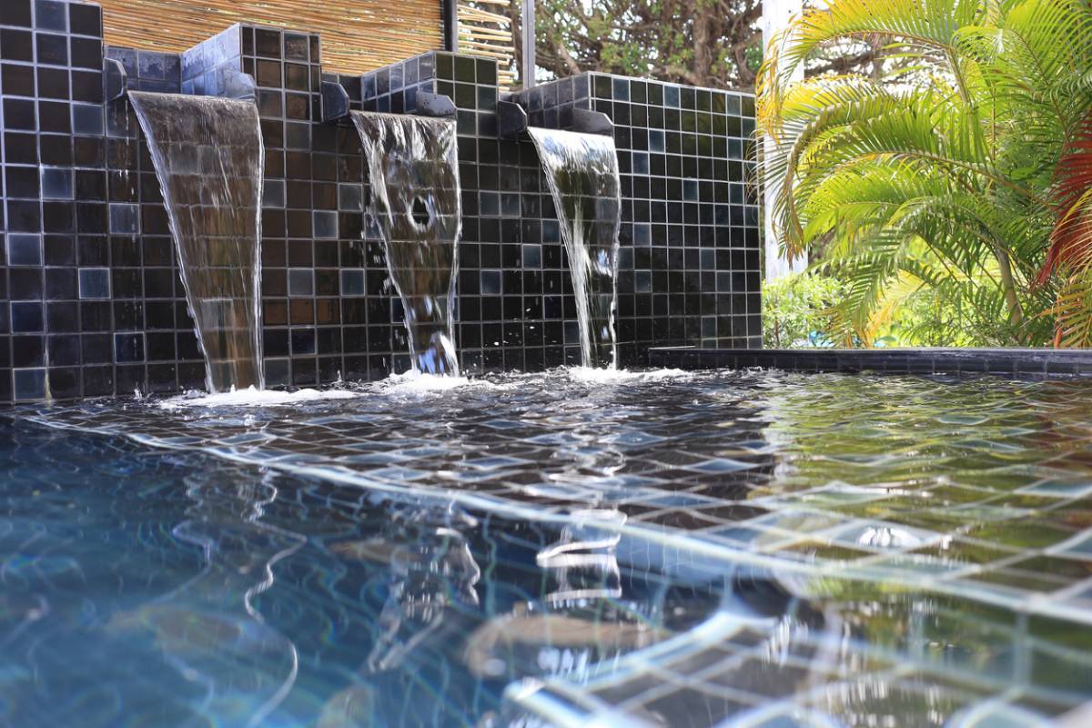 Comment choisir un carrelage adapté pour la piscine ?