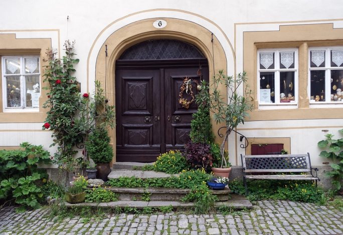 20 façons simples de relooker votre porte d’entrée