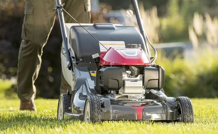 Des conseils pour entretenir votre tondeuse à gazon
