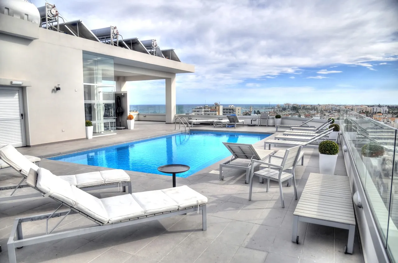 Faire installer un abri de piscine design chez soi