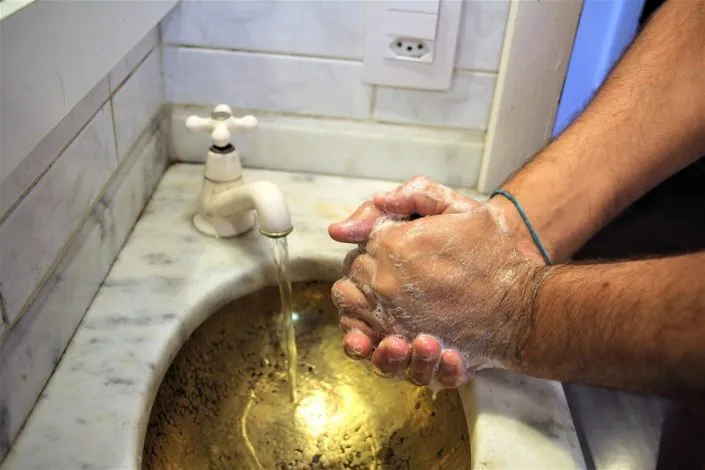Désinfectant pour les mains ou savon pour les mains ?