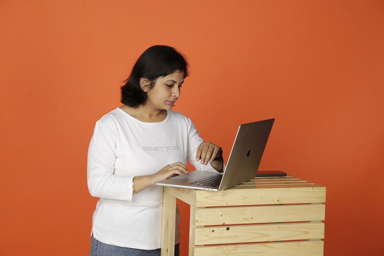 Bureaux assis-debout : l’équilibre parfait au quotidien