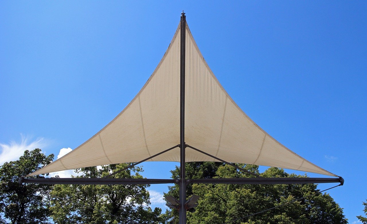 Comment installer une voile d’ombrage dans votre jardin ?