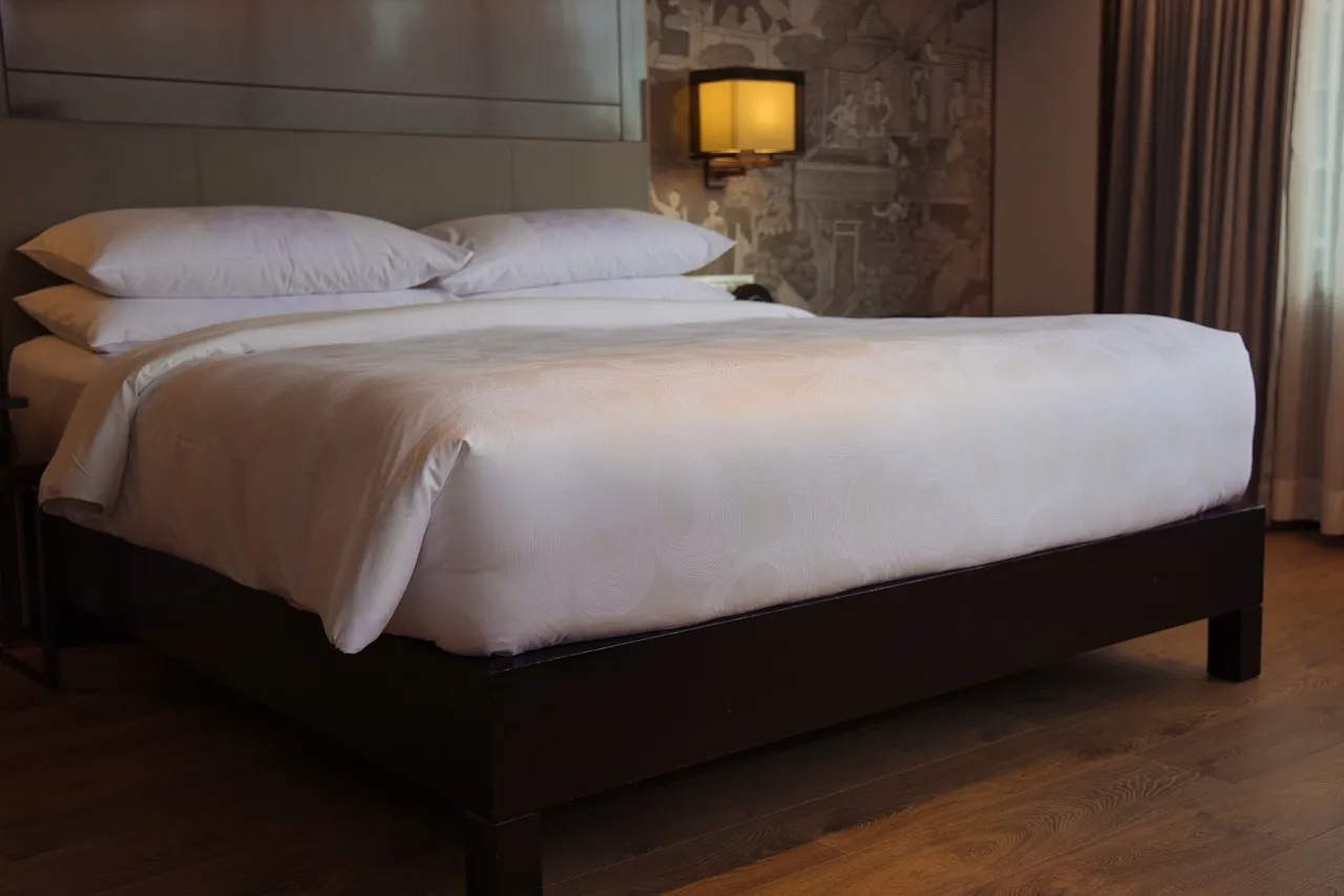 Comment aménager une petite chambre avec un grand lit ?