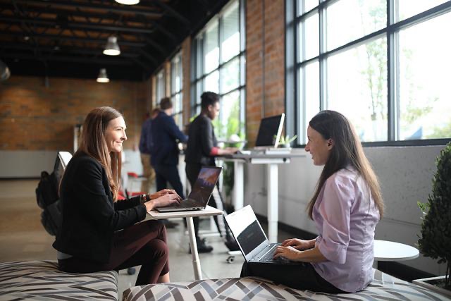 Avantages d’utiliser un bureau assis debout au quotidien