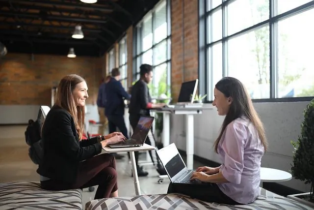 Avantages d’utiliser un bureau assis debout au quotidien