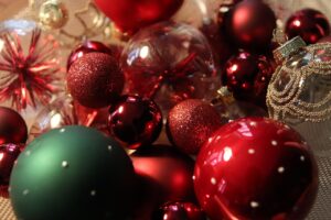 5 idées créatives pour décorer vos boules de Noël
