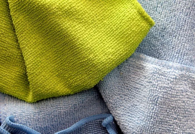 Produits nettoyants et lingettes maison pour dépoussiérer