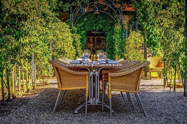 Les conseils pour bien choisir une table de jardin design