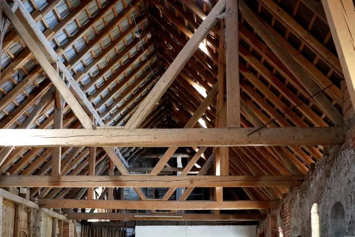 L’importance du traitement poutre bois pour votre intérieur