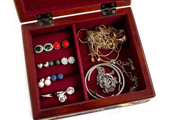 Trucs et astuces pour nettoyer ses bijoux en or, argent, cuir