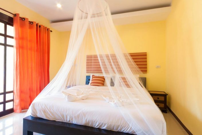 installer moustiquaire de lit