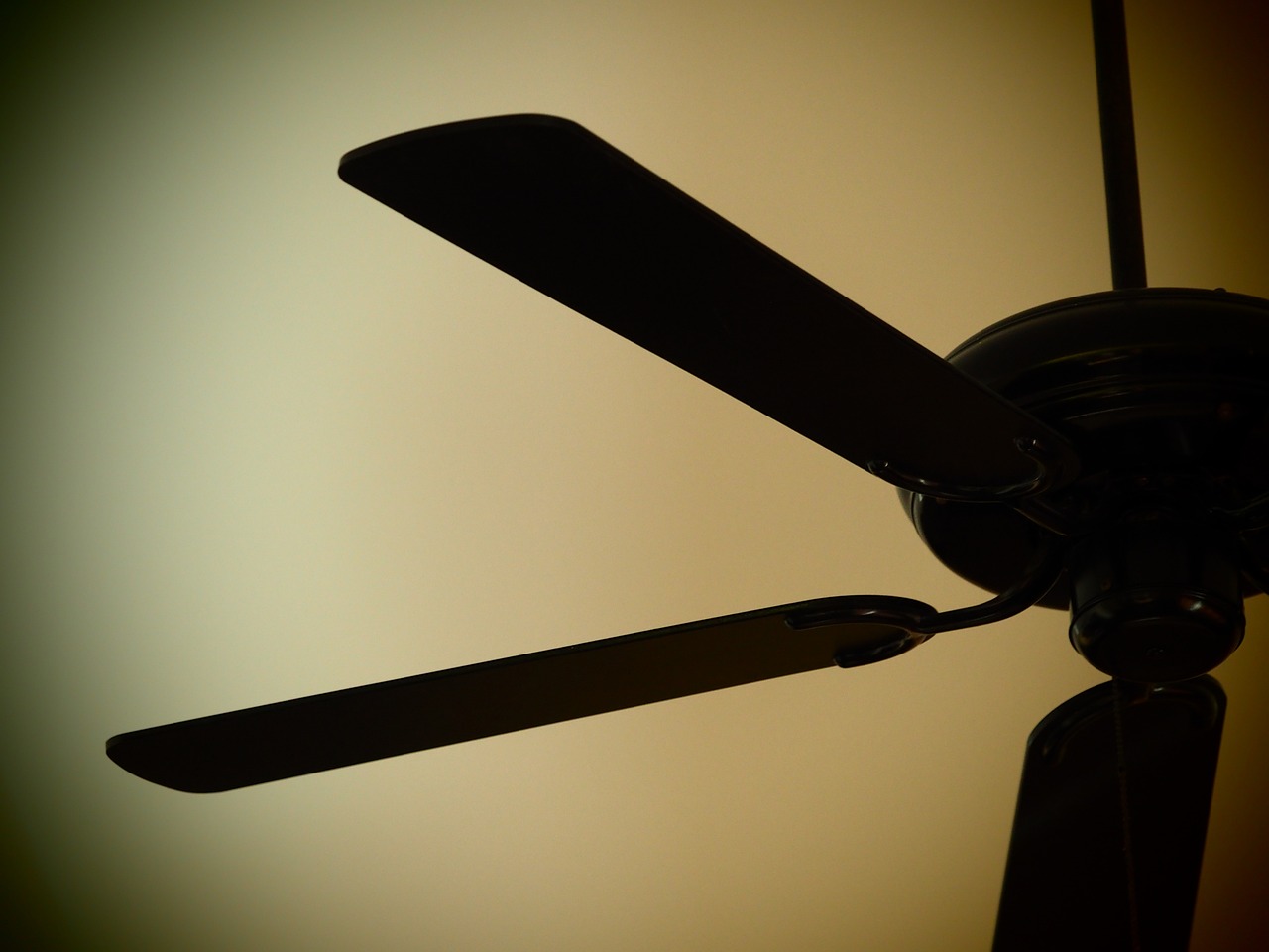 Choisir son ventilateur de plafond design pour cet été 2024