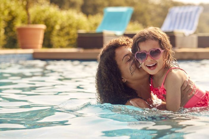 Quelles solutions pour purifier l’eau de votre piscine ?