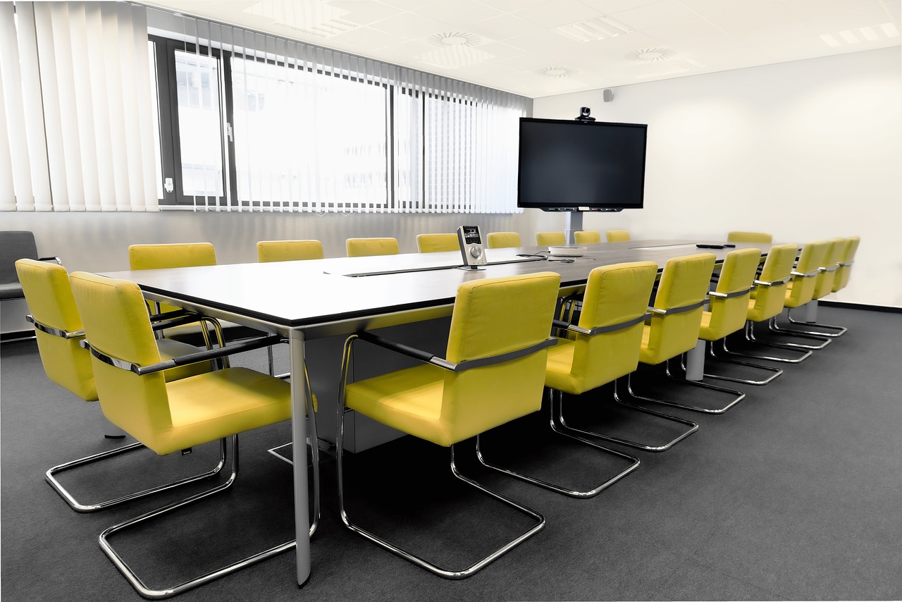 Table de réunion : alliez design et praticité pour votre bureau