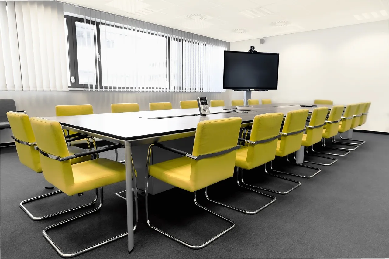 Table de réunion : alliez design et praticité pour votre bureau