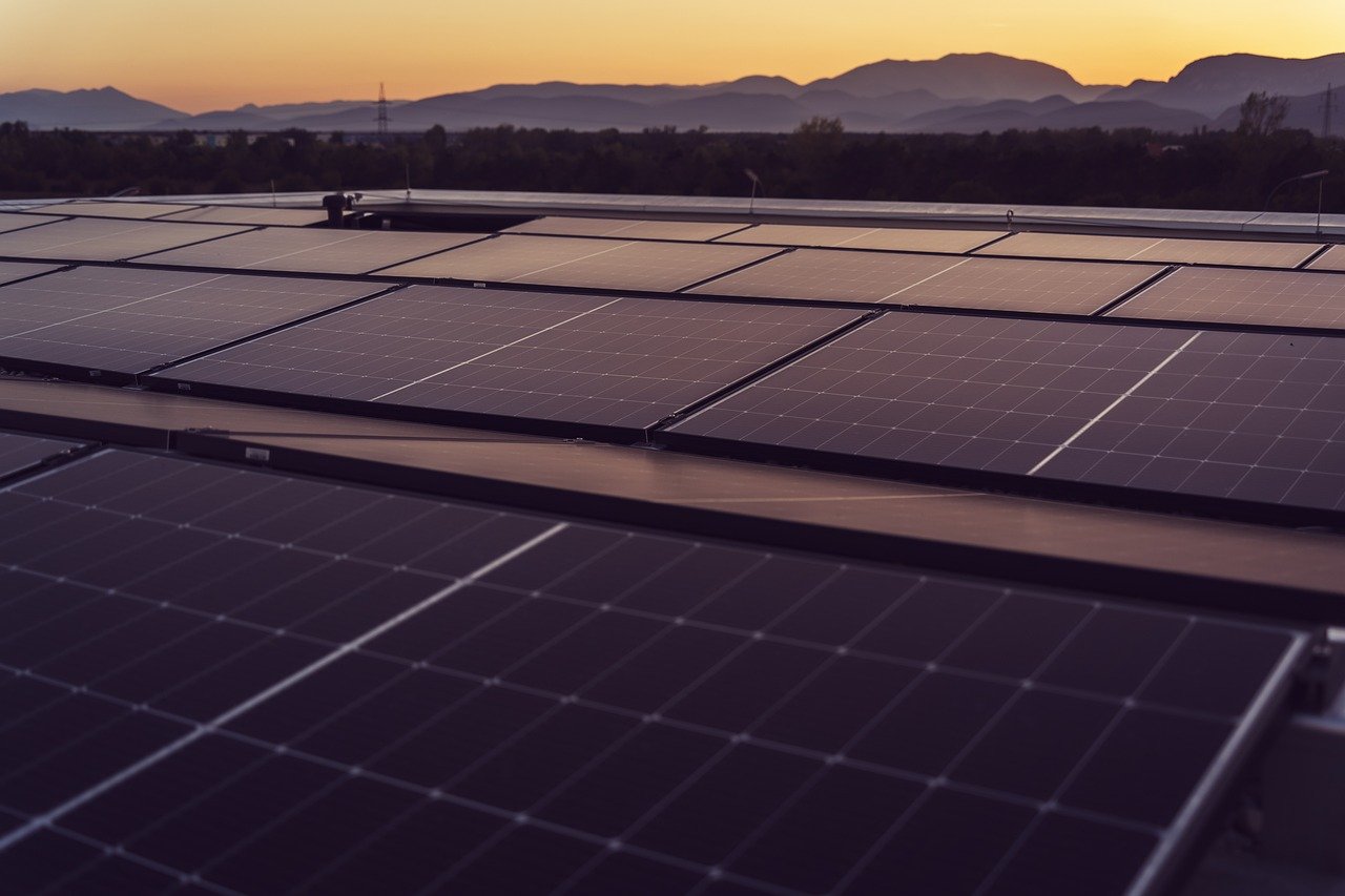 Un toit plat sans limites : révolution solaire pour votre maison