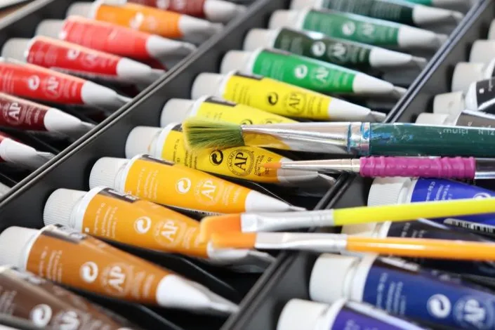 Comparaison entre la peinture artisanale et la peinture acrylique