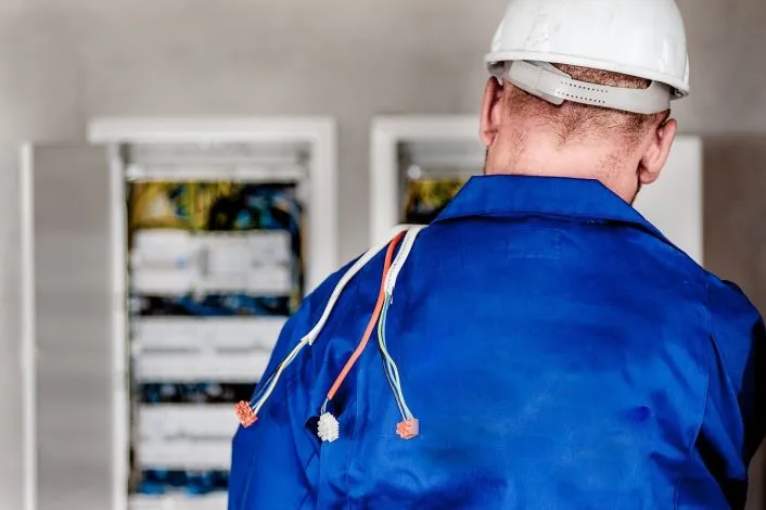 Installation électrique défectueuse : qui doit payer l’électricien ?