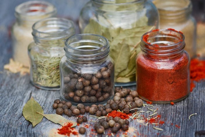 Une liste d’herbes et d’épices que vous pouvez trouver et utiliser
