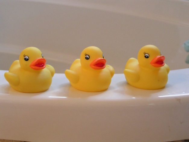 Comment organiser les jouets de bain à l’aide de paniers suspendus ?