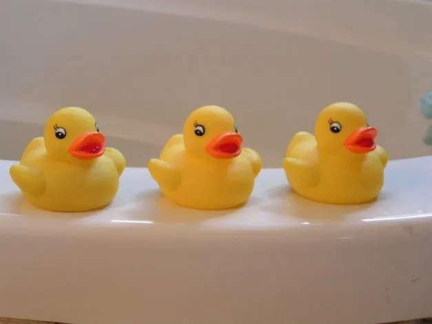 Comment organiser les jouets de bain à l’aide de paniers suspendus ?