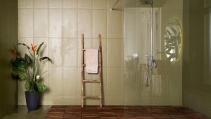 Douche à l’italienne : pourquoi opter pour une paroi sur mesure ?