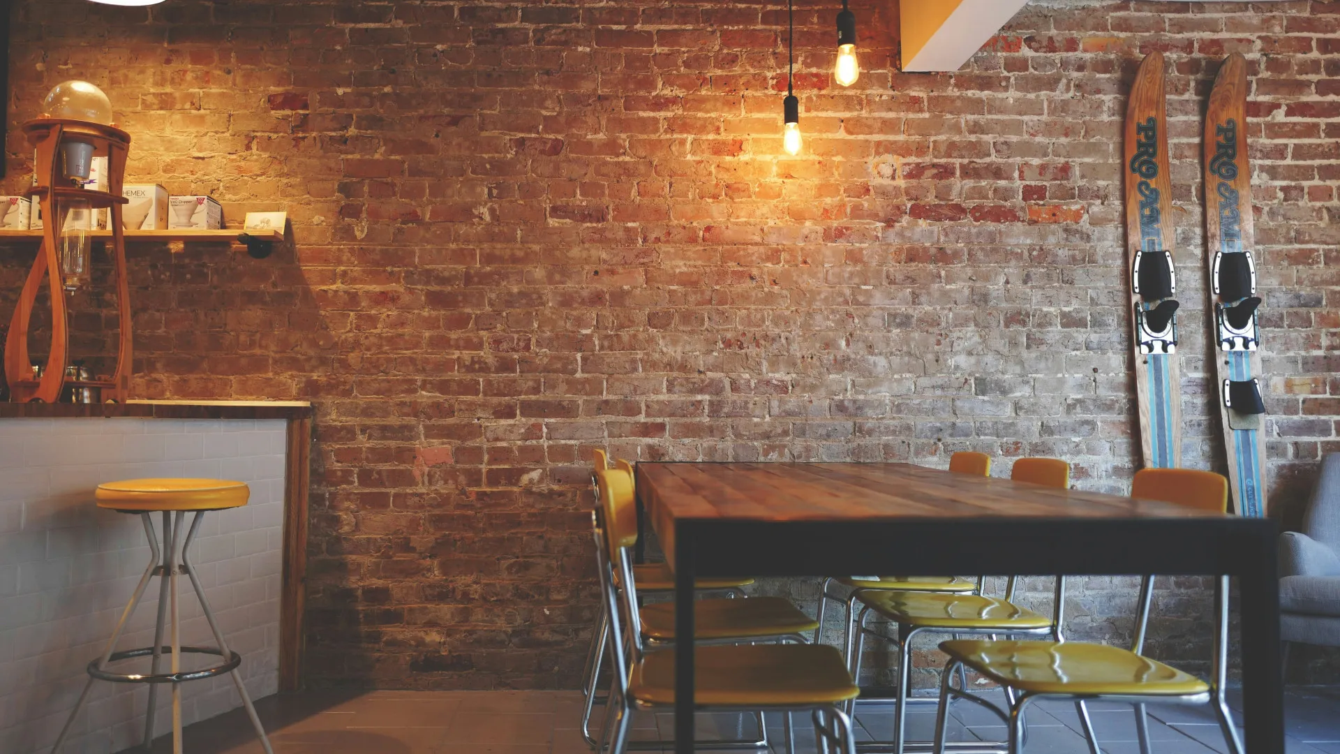 Enduit pierre vs plaquette de parement : que choisir pour un mur déco ?