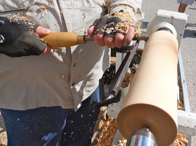 Quels sont les principaux matériaux utilisés par un artisan menuisier ?