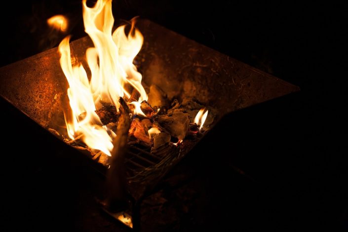 Fabriquez un bol à feu pour créer une ambiance et éloigner les insectes