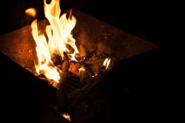 Fabriquez un bol à feu pour créer une ambiance et éloigner les insectes