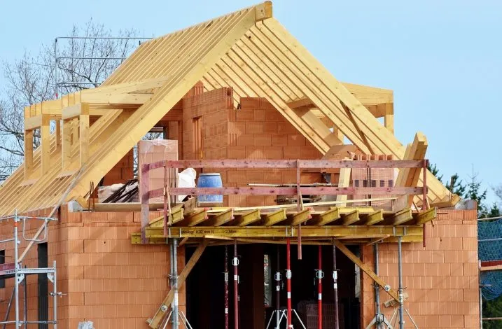 Construire une maison: de l’achat du terrain à la mise en place du jardin