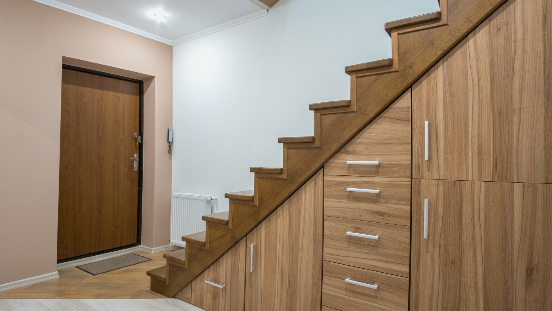Armoire sous escalier : solutions fonctionnelles pour toutes les maisons