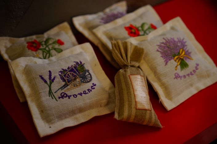 Oreiller parfumé à la lavande et plus encore : 3 astuces pour mieux dormir