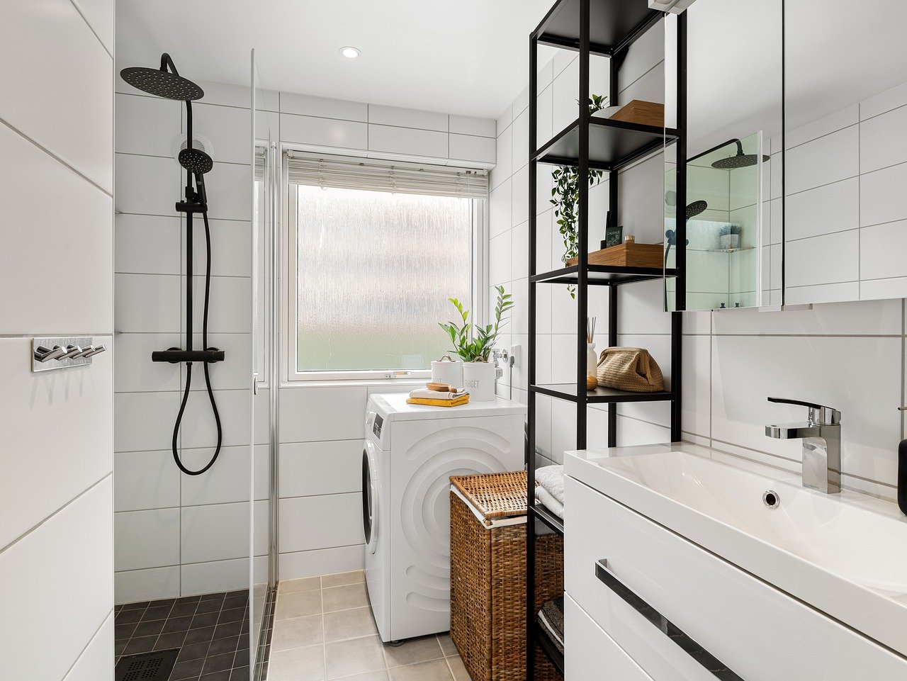 Optimisez votre salle de bain avec des étagères sans perçage astucieuses !