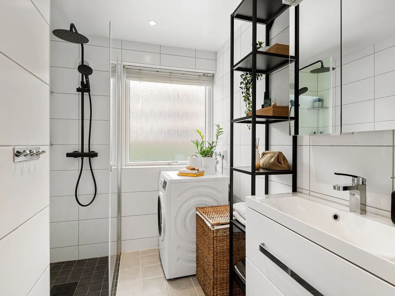 Optimisez votre salle de bain avec des étagères sans perçage astucieuses !