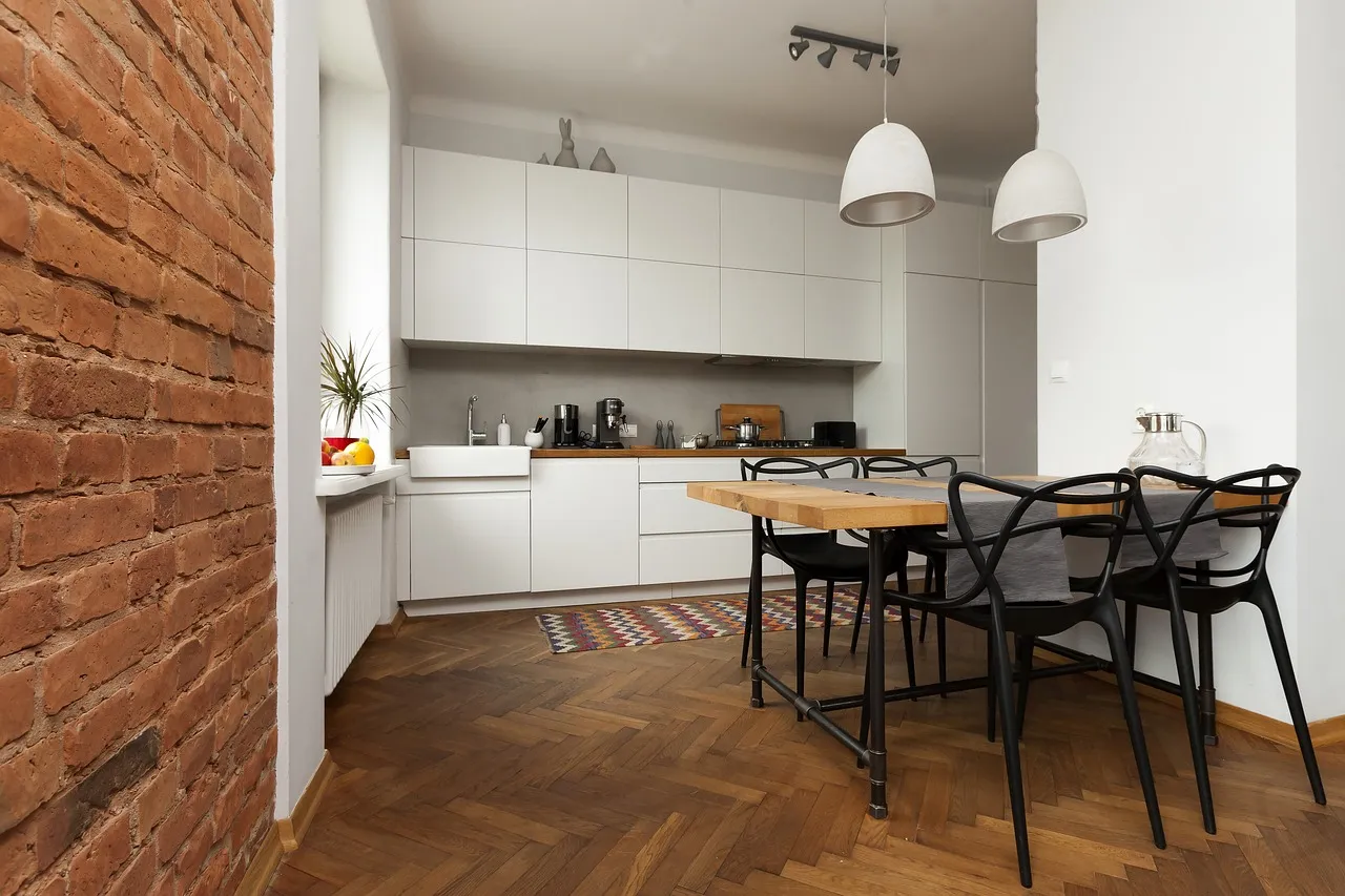 Changez votre intérieur : pourquoi et comment peindre votre parquet maison