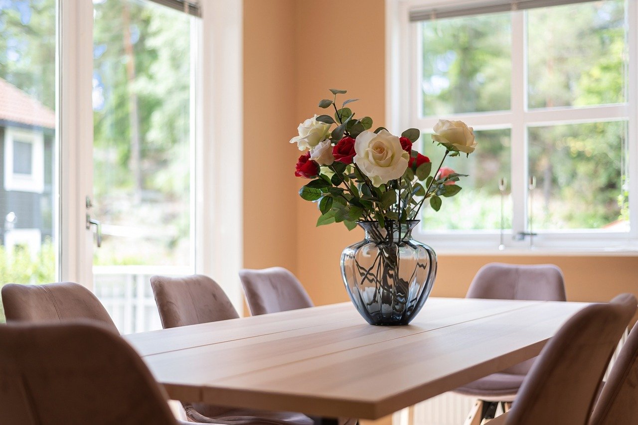 Le charme intemporel des tables extensibles : fonctionnalité rencontre design