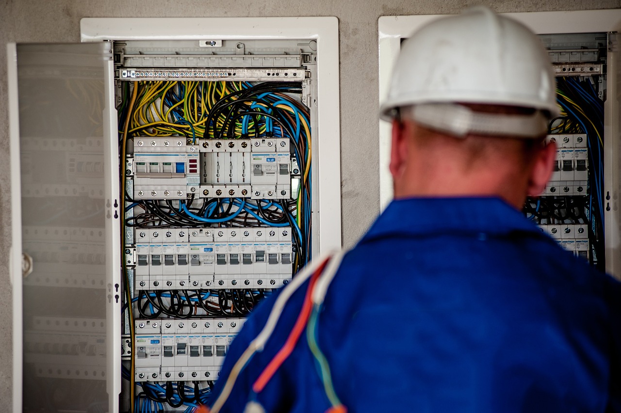 Les normes électriques en maison : pièges à éviter pour éviter les étincelles