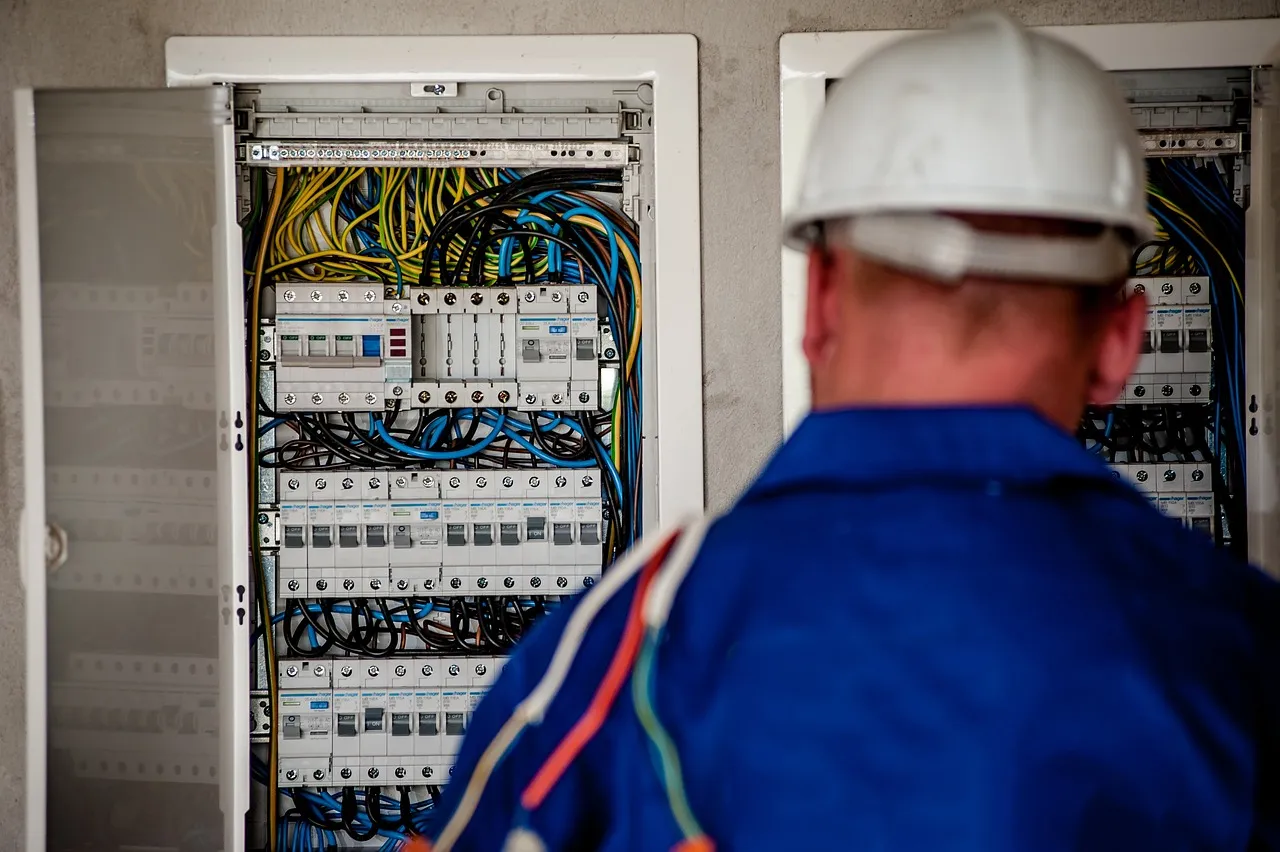 Les normes électriques en maison : pièges à éviter pour éviter les étincelles