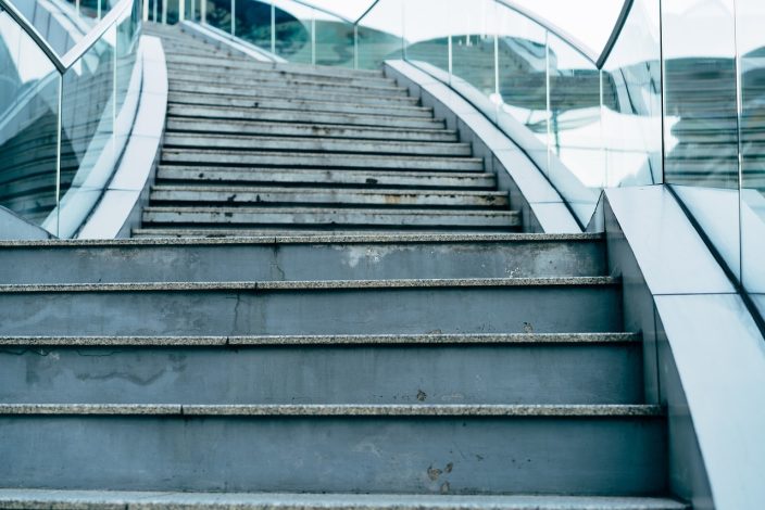 Quels sont les éléments à considérer pour l’installation d’un garde-corps en verre?