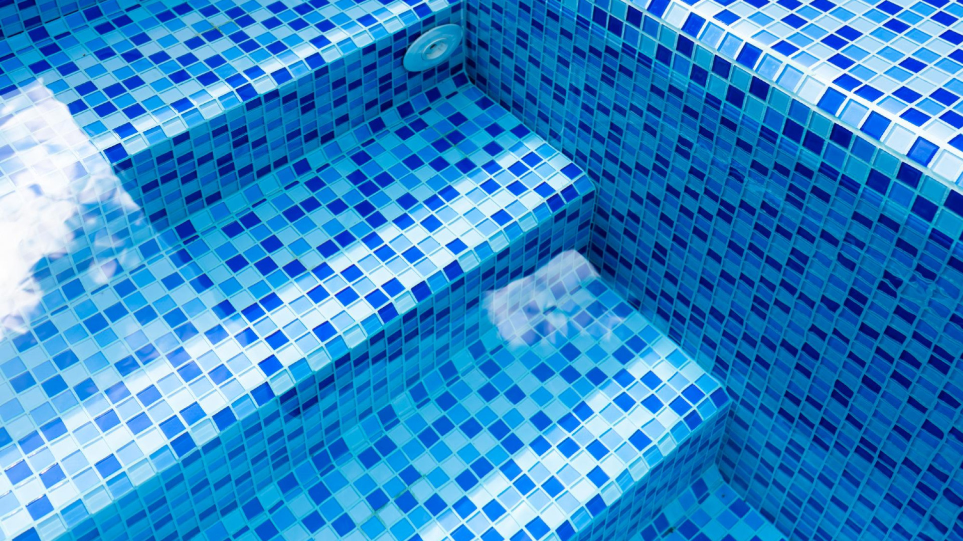 Innovation et design : choisissez le carrelage mosaïque pour sublimer votre piscine
