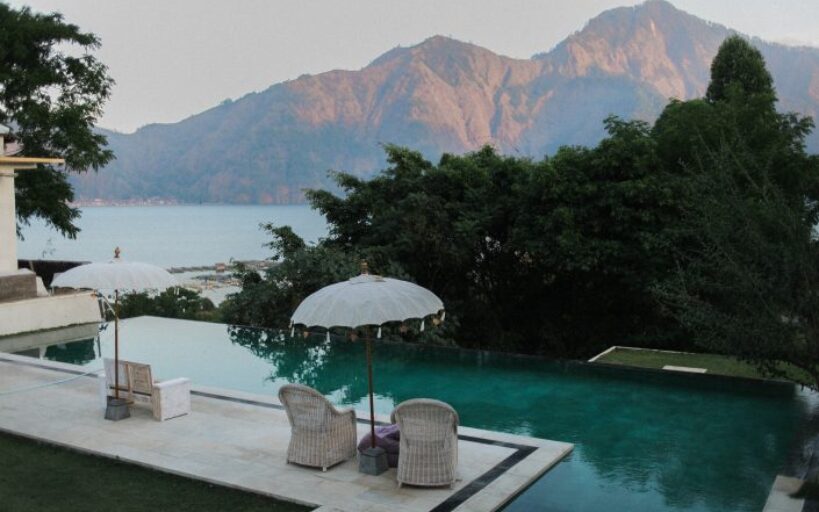 parasol-bord-de-la-piscine